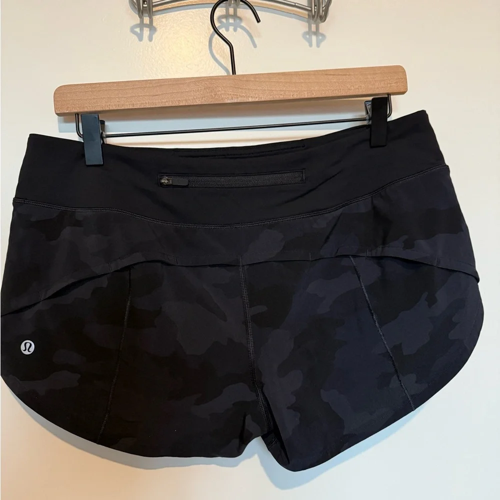 Lululemon Speed Up Low-Rise Lined Short 2.5” in Heritage 365 Camo Deep Coal - Picture 3 of 5